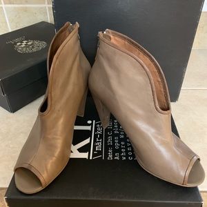 Market “Sophie” Taupe Heels